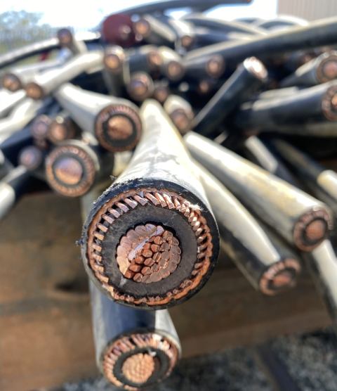 Cross-section of copper cable showing bare copper strands